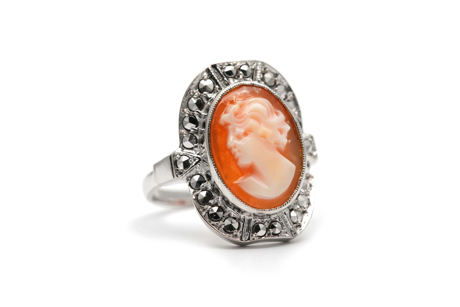 Bague Années 50 en argent 835 sertie d'un camée et de marcassites