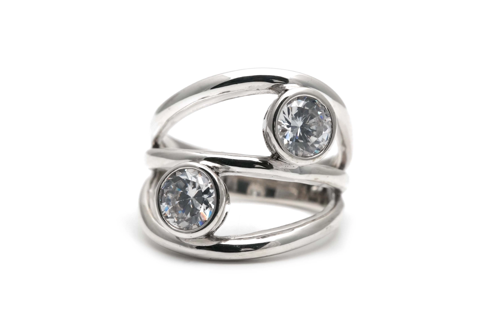 Bague contemporaine en argent 925 sertie de zirconiums