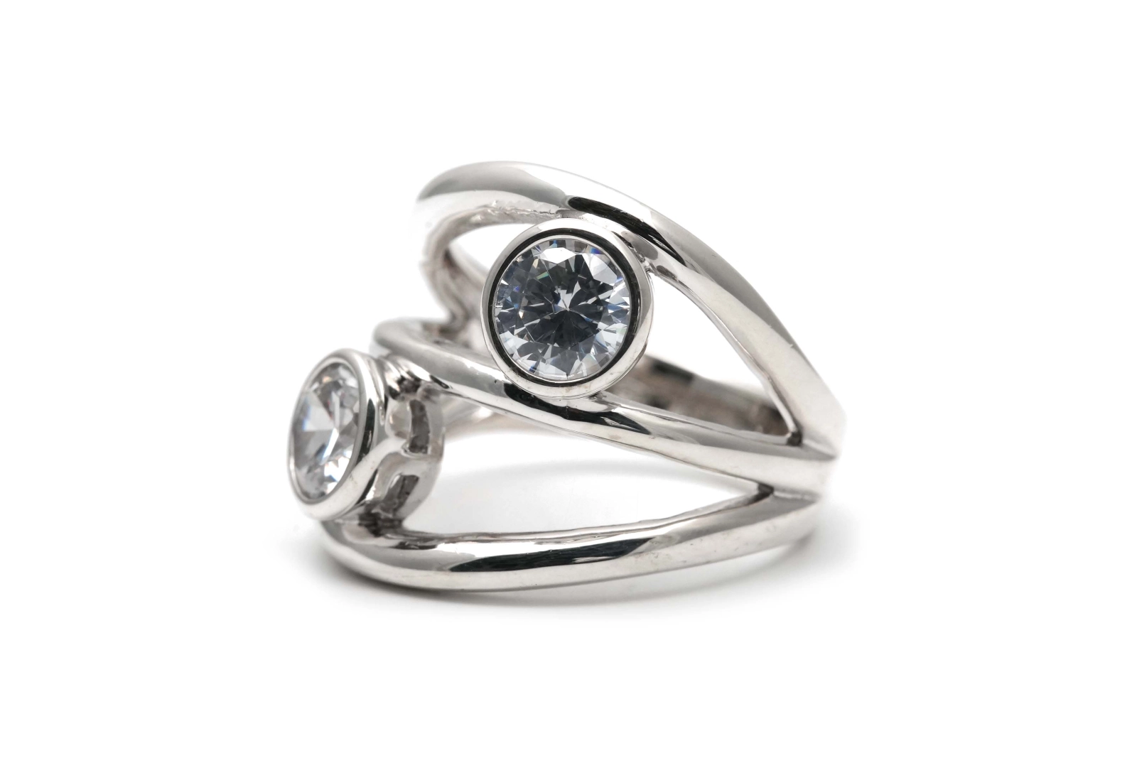 Bague contemporaine en argent 925 sertie de zirconiums