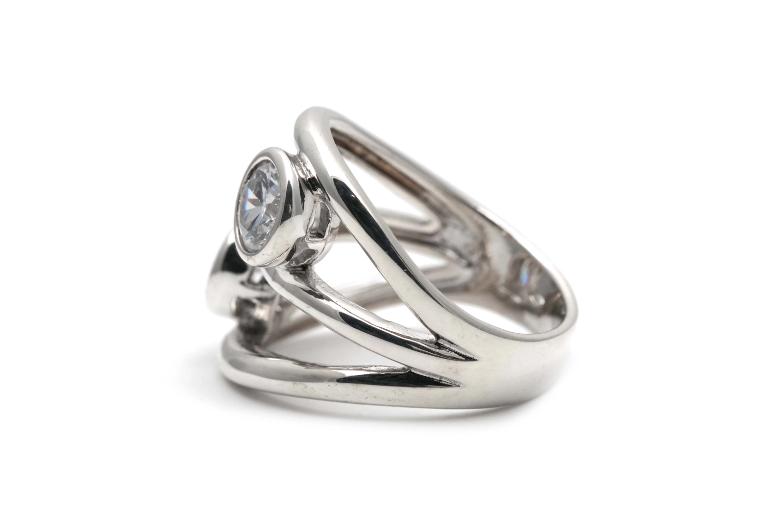 Bague contemporaine en argent 925 sertie de zirconiums