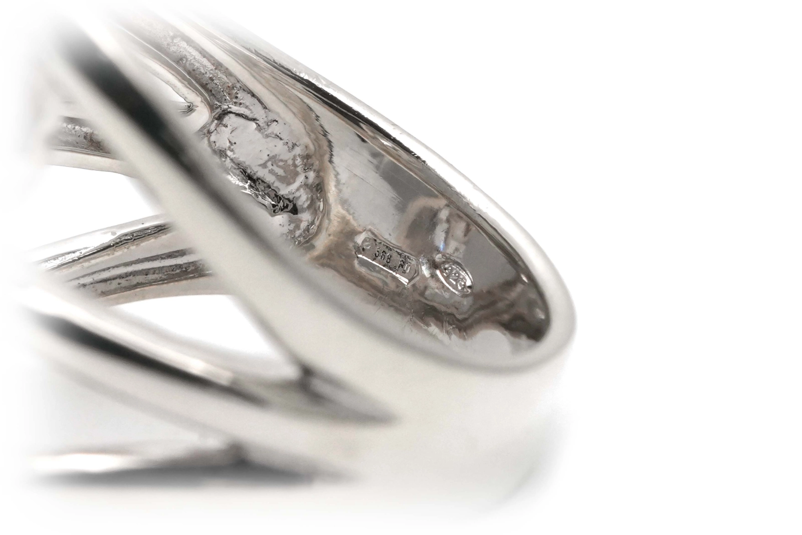 Bague contemporaine en argent 925 sertie de zirconiums