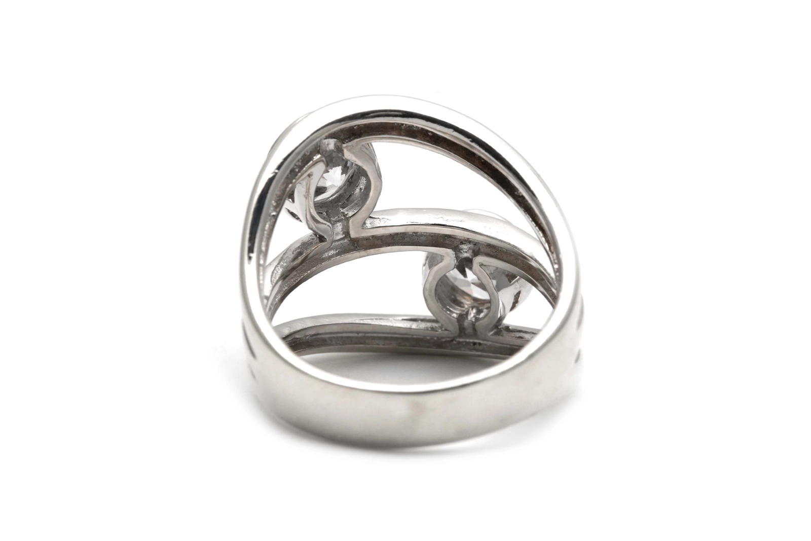 Bague contemporaine en argent 925 sertie de zirconiums