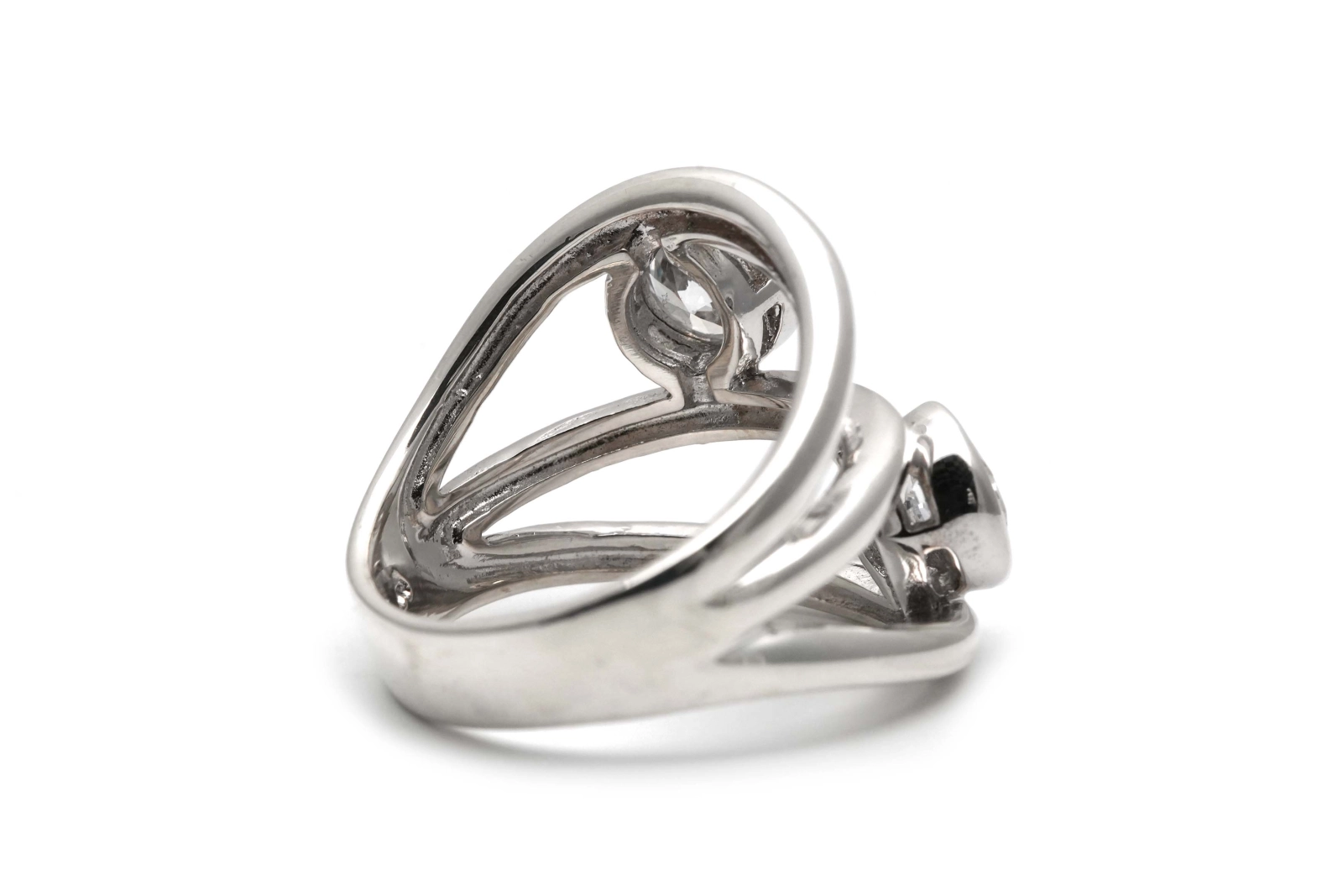 Bague contemporaine en argent 925 sertie de zirconiums