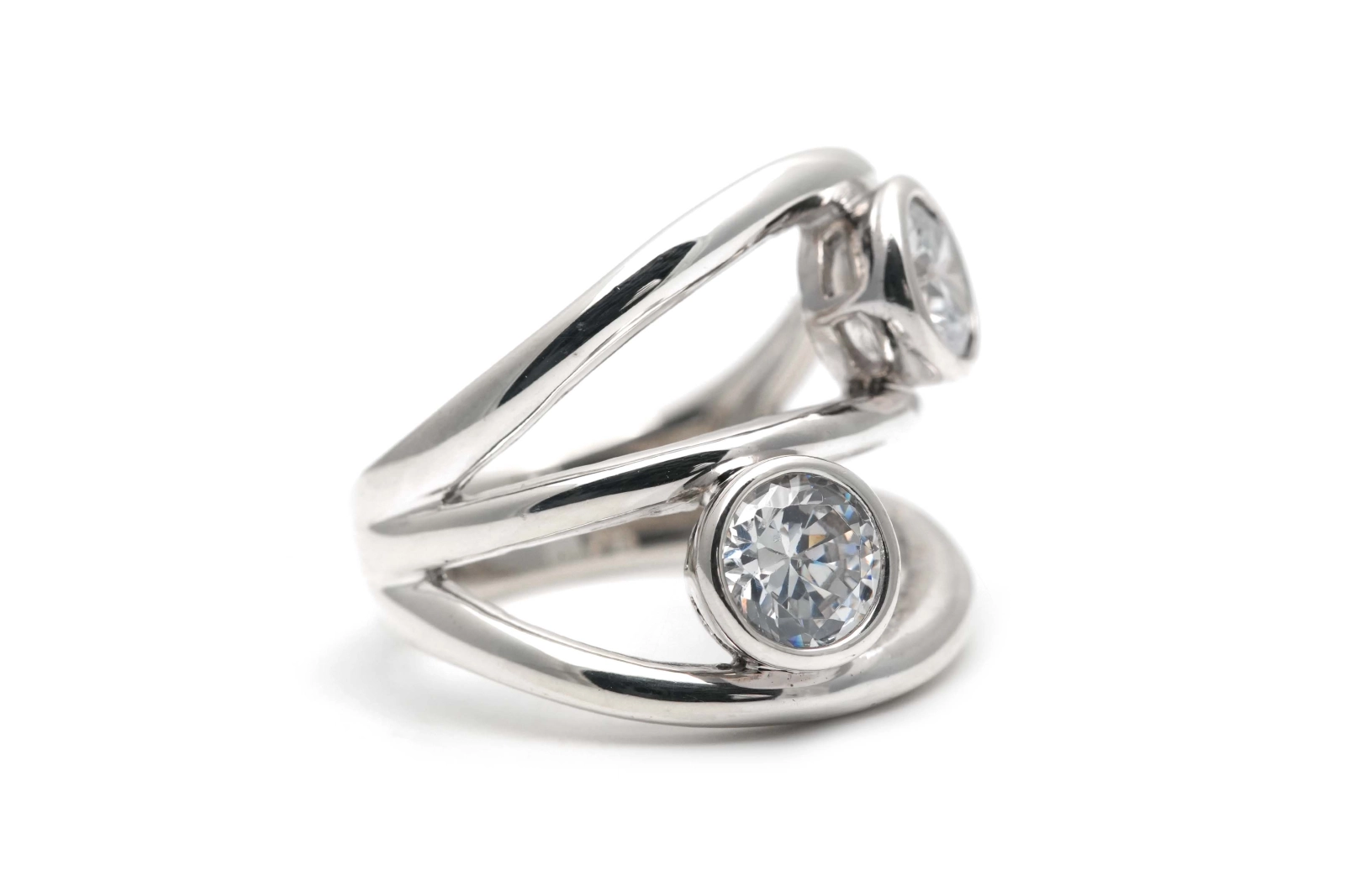 Bague contemporaine en argent 925 sertie de zirconiums