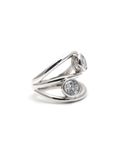 Bague contemporaine en argent 925 sertie de zirconiums