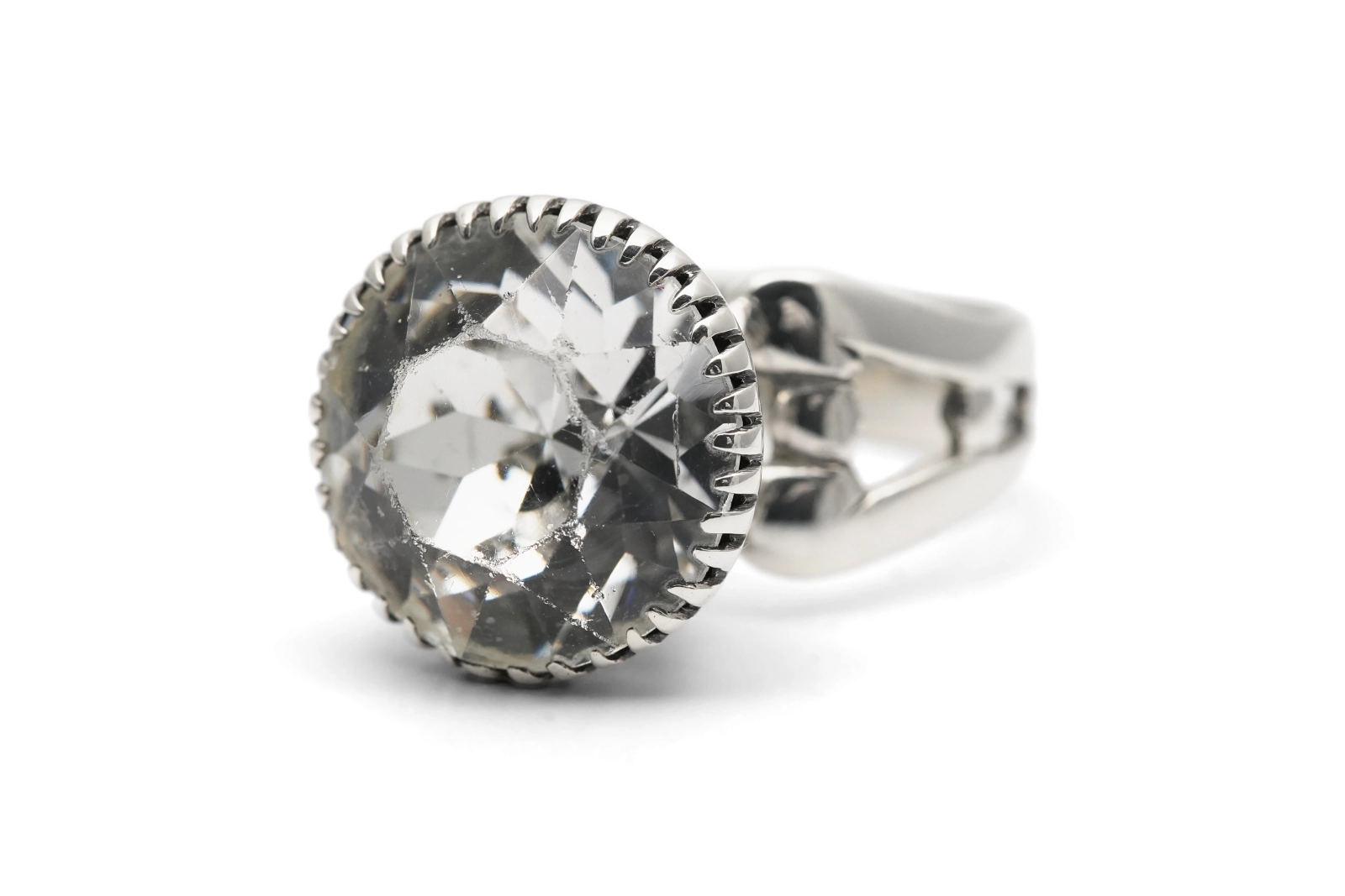 Bague Art Déco en argent sertie de strass