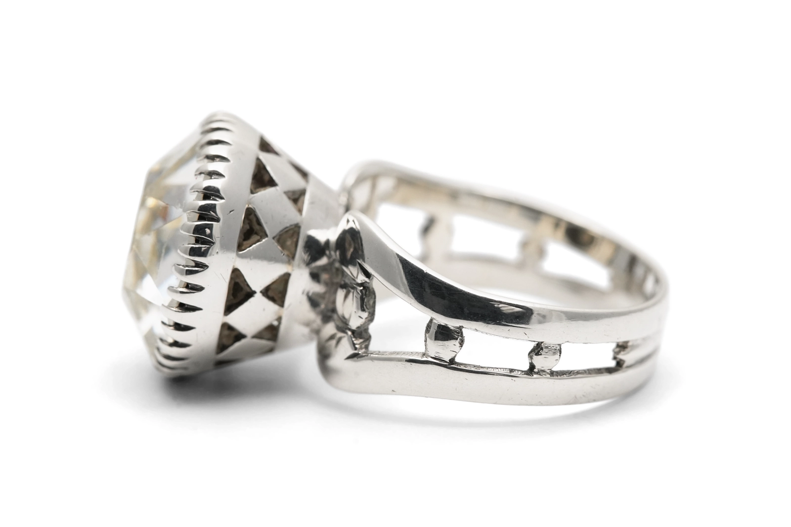 Bague Art Déco en argent sertie de strass