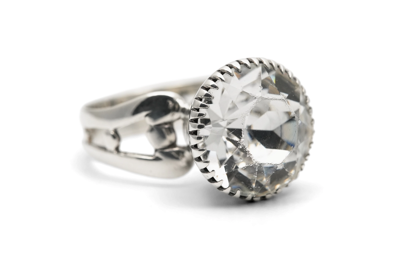 Bague Art Déco en argent sertie de strass