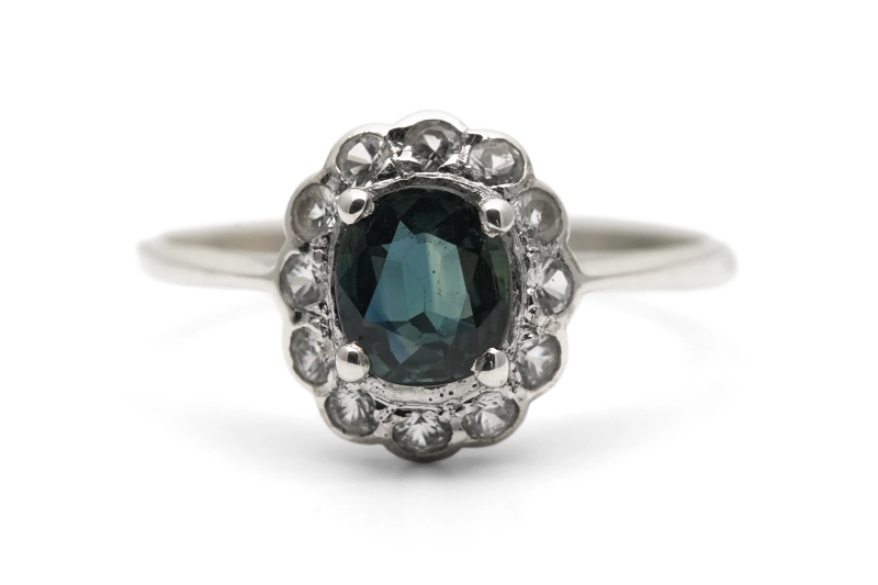 Bague contemporaine en argent 925 sertie d'un saphir et de zirconiums