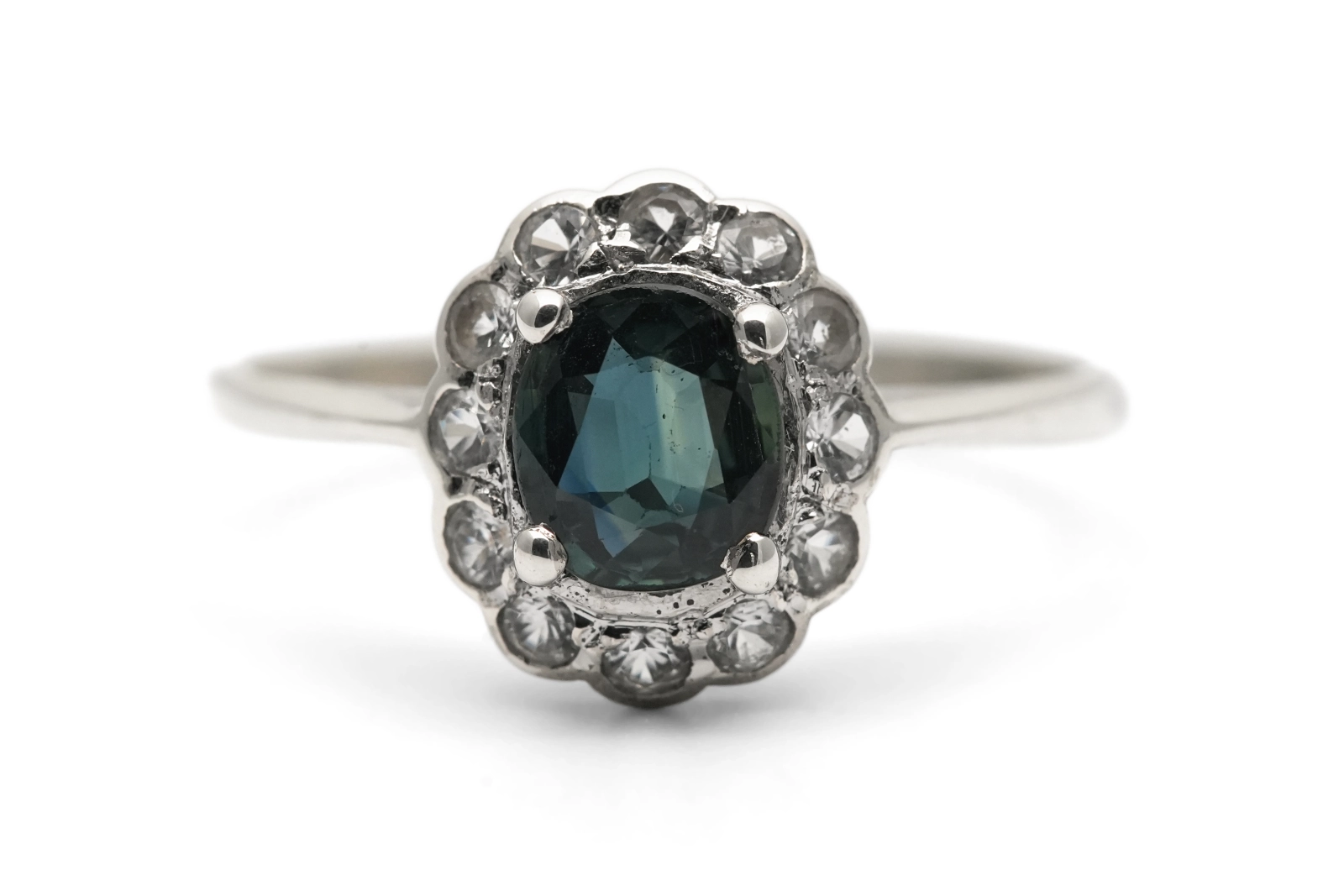 Bague contemporaine en argent 925 sertie d'un saphir et de zirconiums