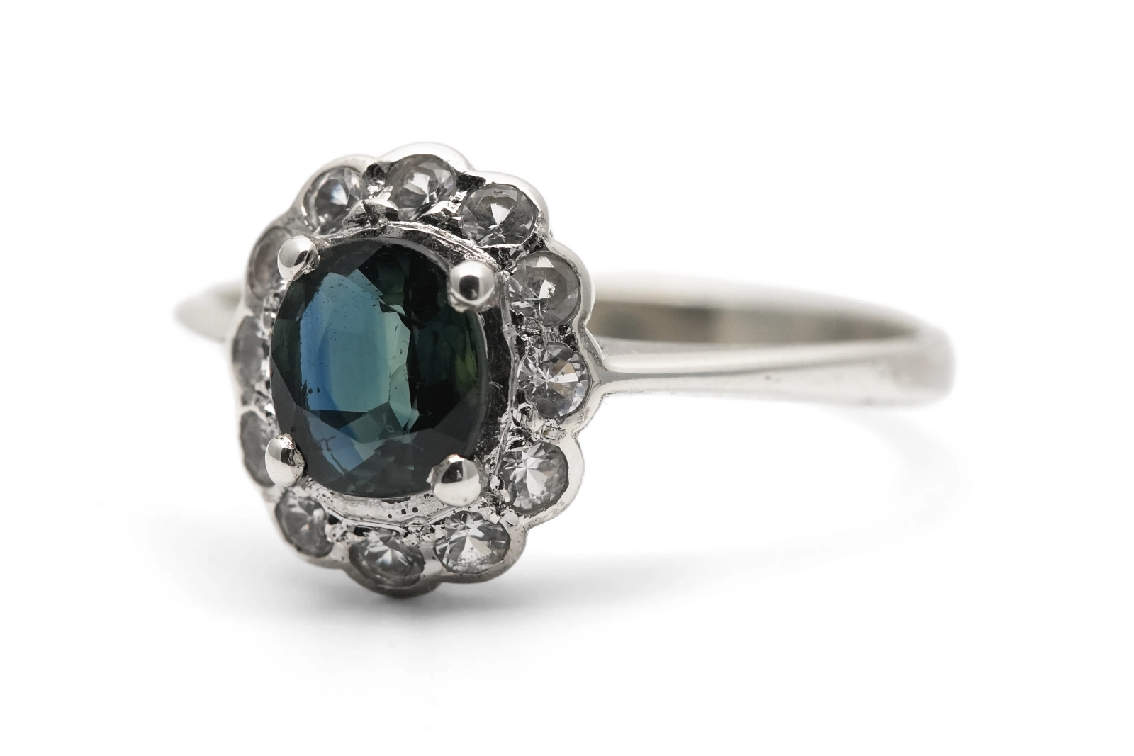Bague contemporaine en argent 925 sertie d'un saphir et de zirconiums