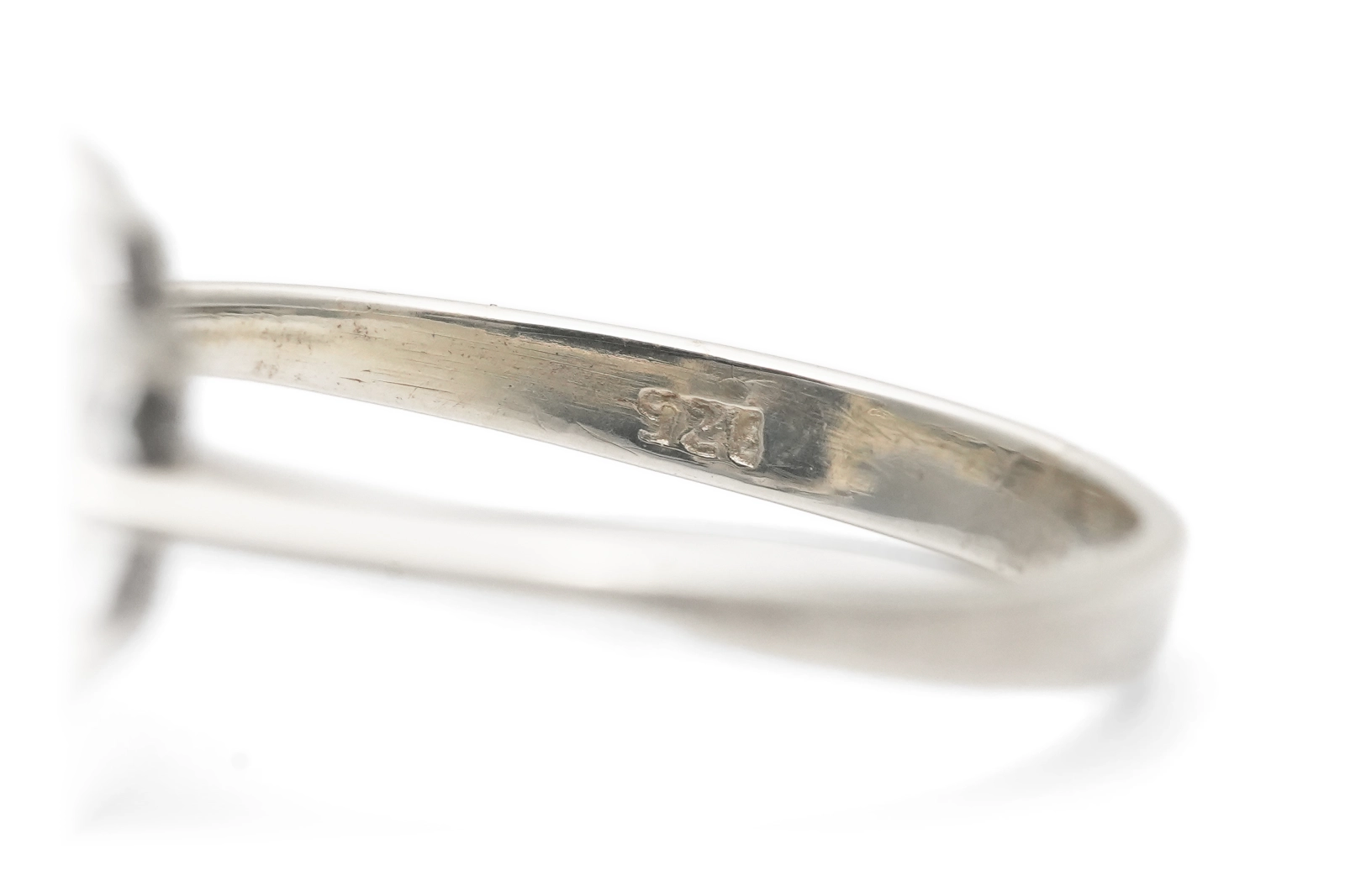 Bague contemporaine en argent 925 sertie d'un saphir et de zirconiums