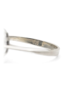 Bague contemporaine en argent 925 sertie d'un saphir et de zirconiums