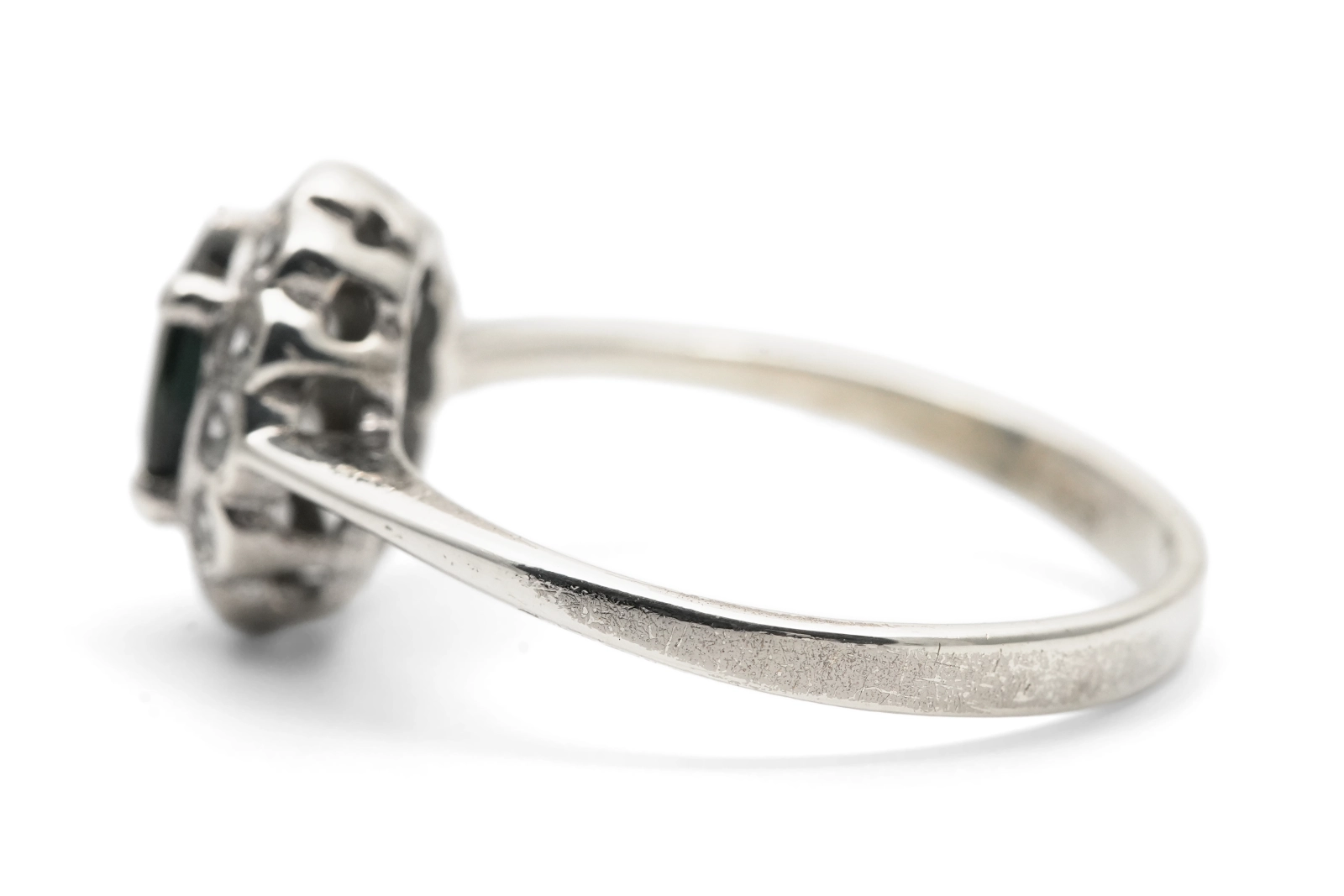 Bague contemporaine en argent 925 sertie d'un saphir et de zirconiums