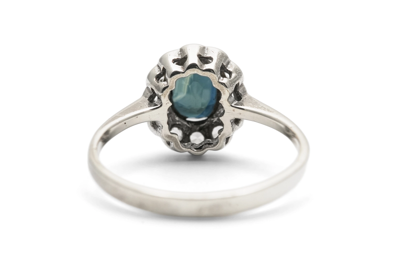 Bague contemporaine en argent 925 sertie d'un saphir et de zirconiums