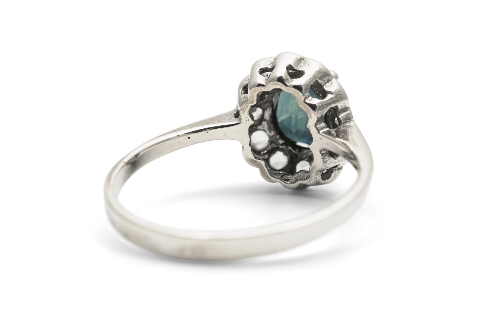 Bague contemporaine en argent 925 sertie d'un saphir et de zirconiums