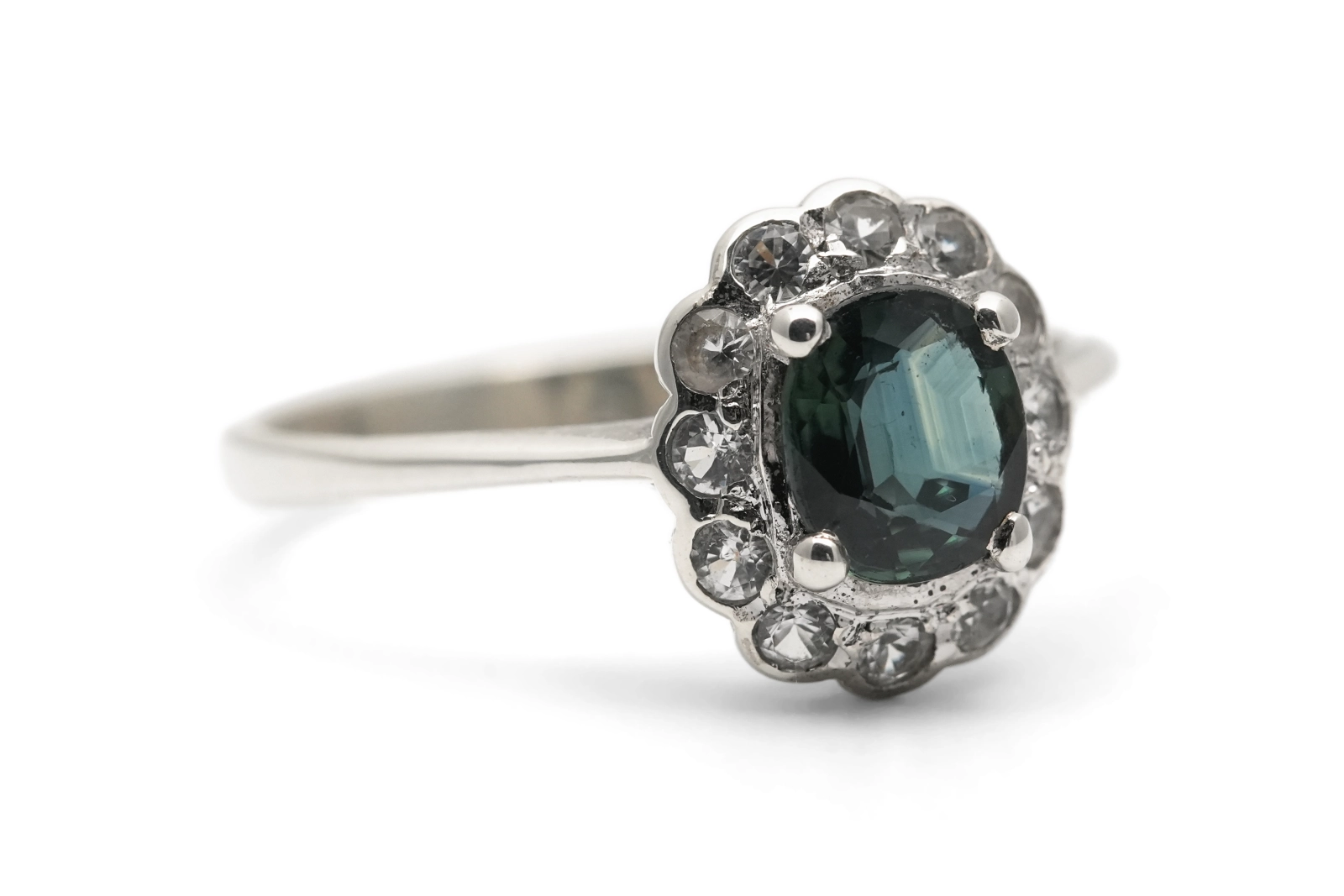 Bague contemporaine en argent 925 sertie d'un saphir et de zirconiums