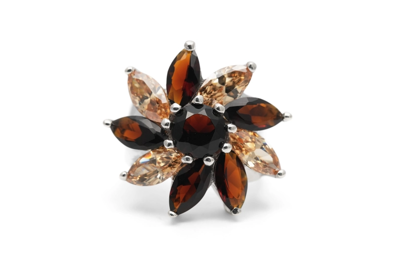 Bague contemporaine en argent 925 sertie de zirconiums