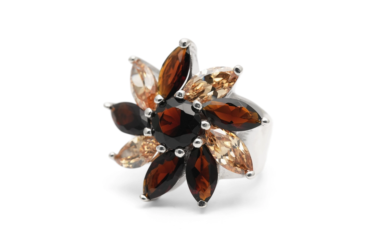 Bague contemporaine en argent 925 sertie de zirconiums