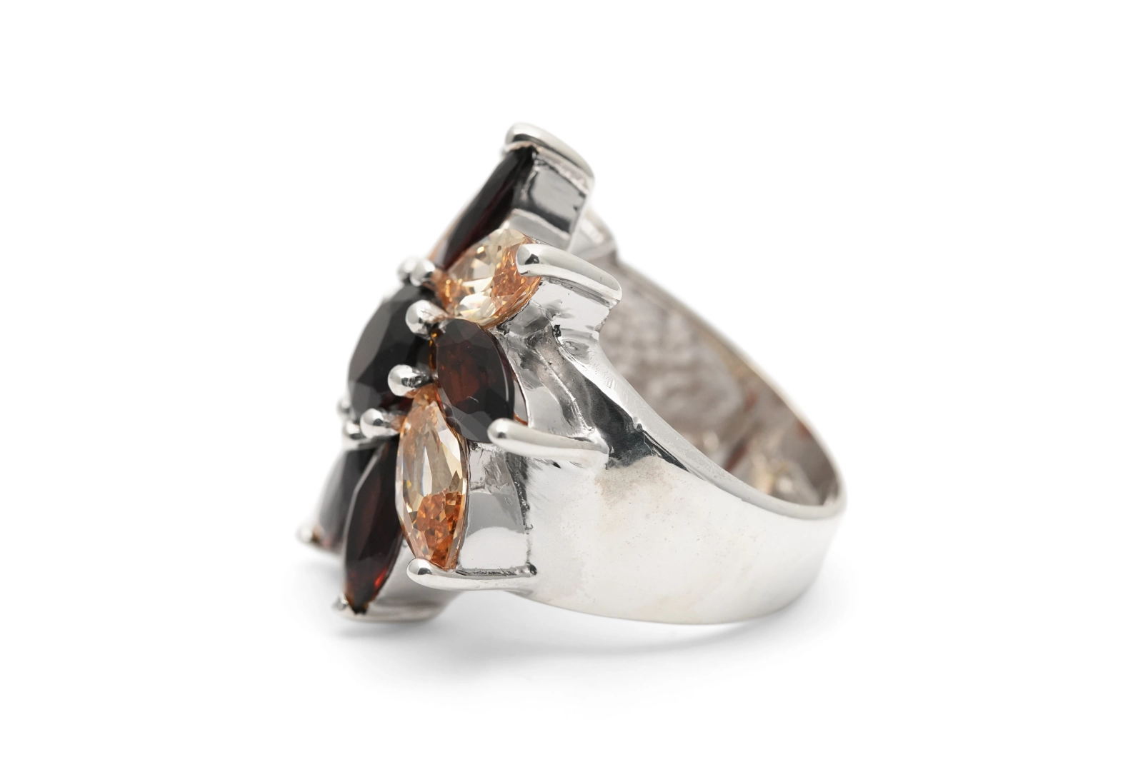 Bague contemporaine en argent 925 sertie de zirconiums