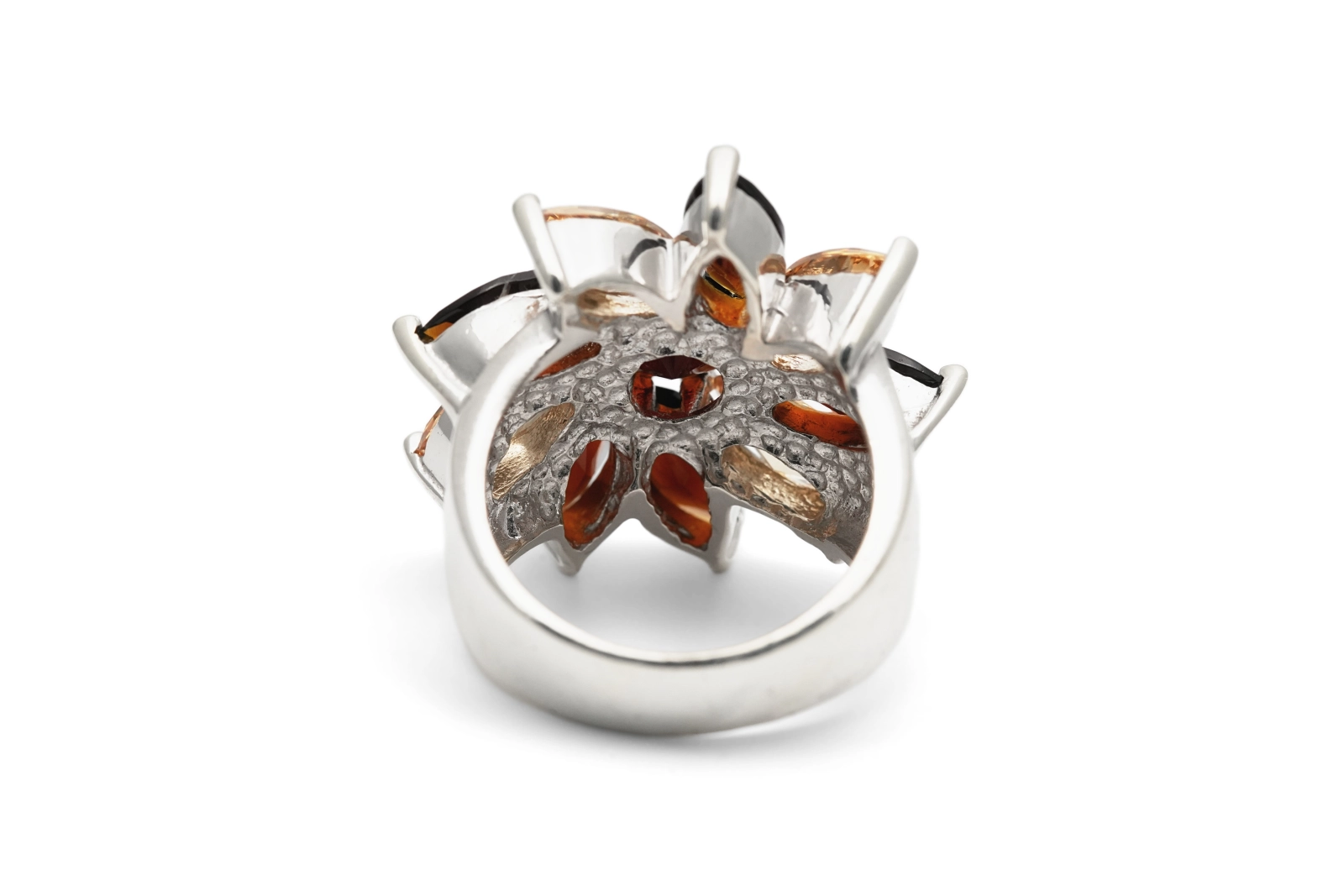 Bague contemporaine en argent 925 sertie de zirconiums