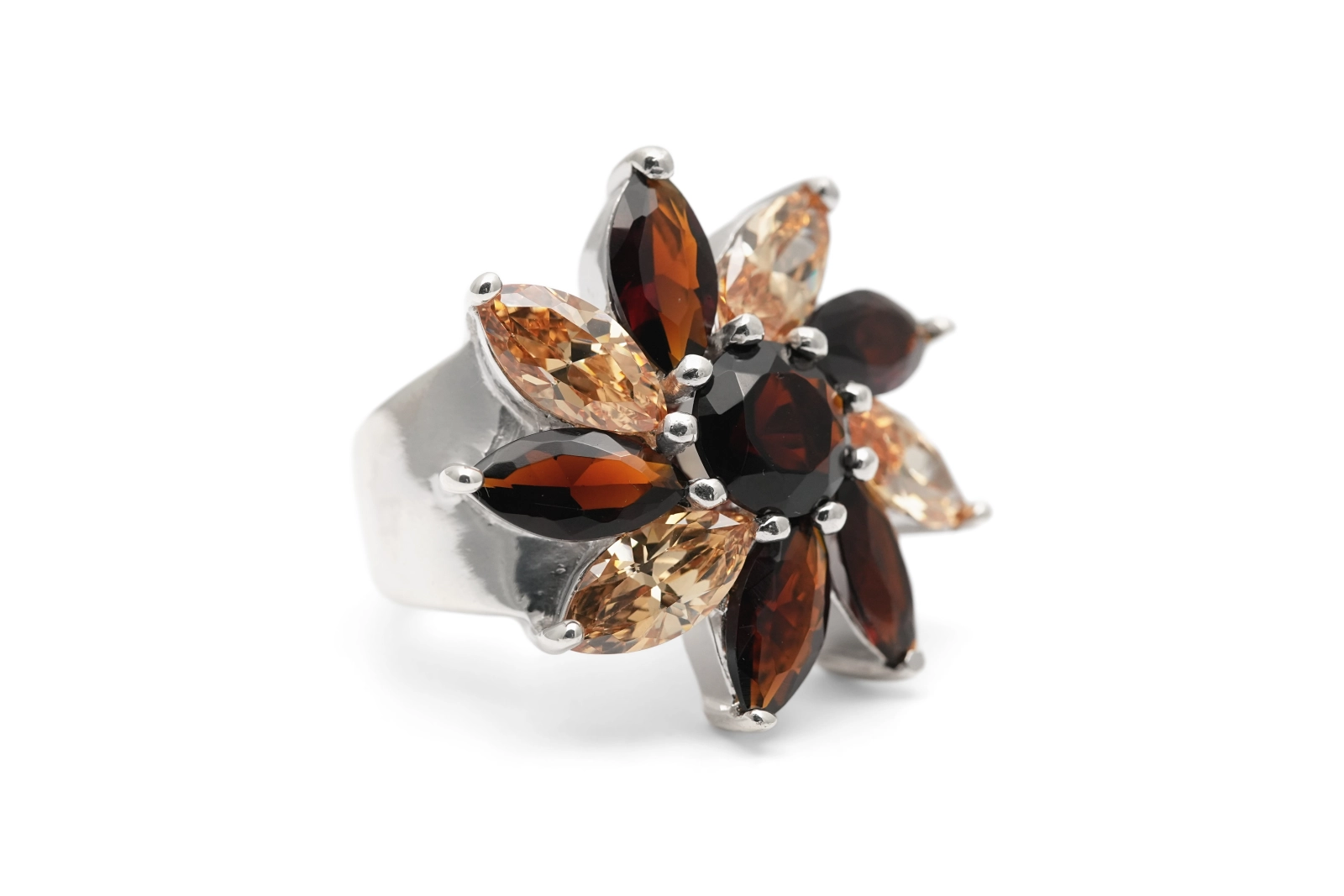 Bague contemporaine en argent 925 sertie de zirconiums