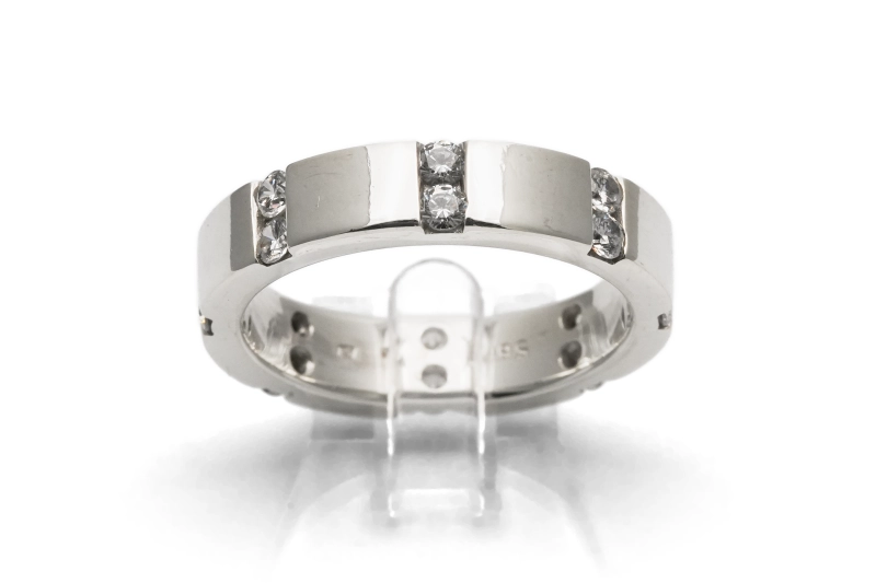 Bague contemporaine en argent 925 sertie de zirconiums