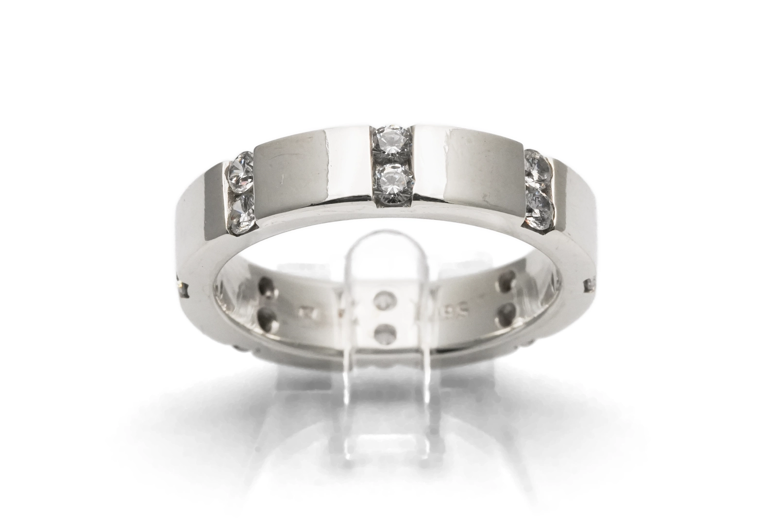 Bague contemporaine en argent 925 sertie de zirconiums