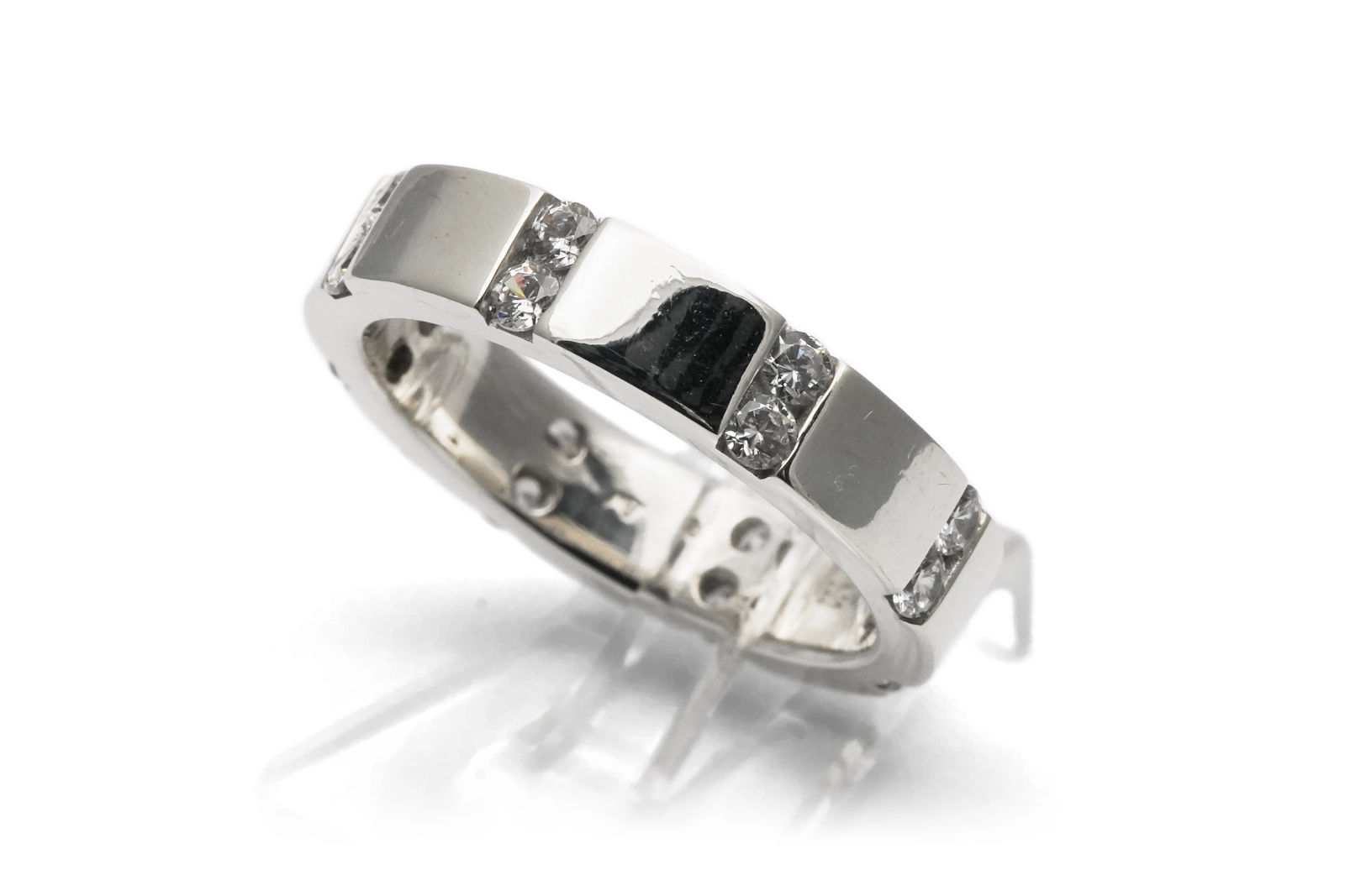 Bague contemporaine en argent 925 sertie de zirconiums