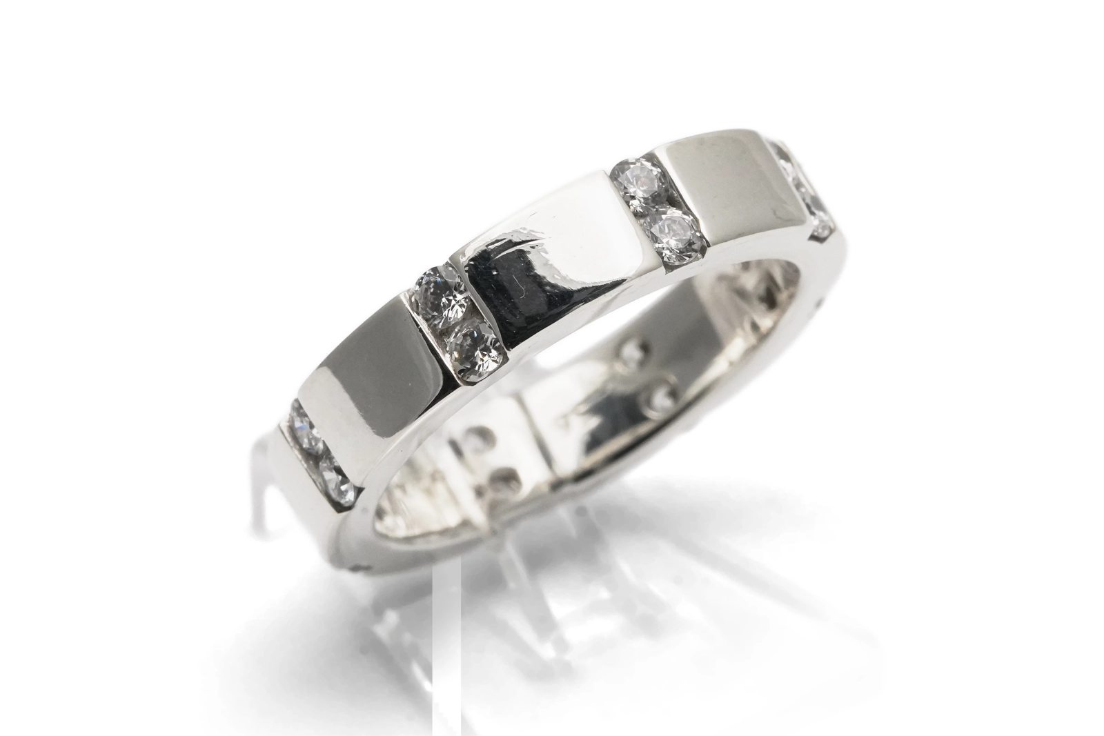 Bague contemporaine en argent 925 sertie de zirconiums