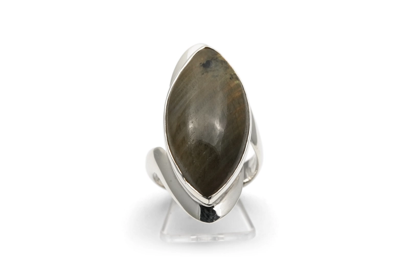 Bague contemporaine en argent 925 sertie d'une labradorite
