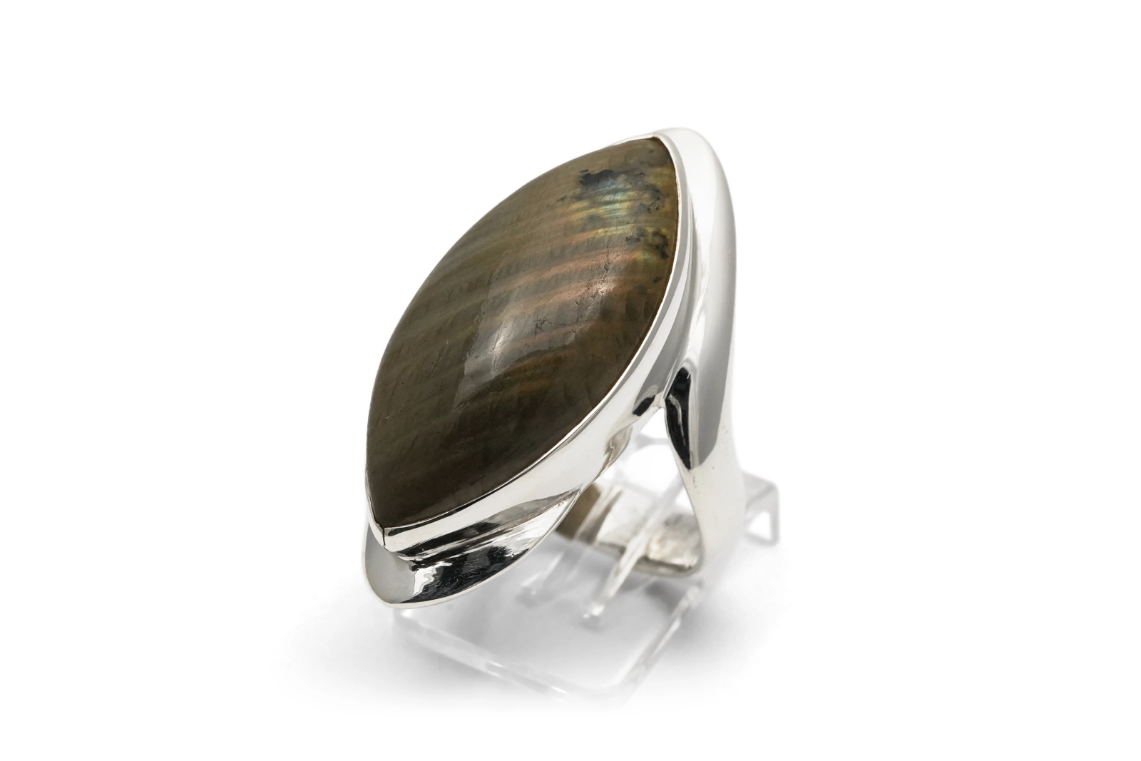 Bague contemporaine en argent 925 sertie d'une labradorite