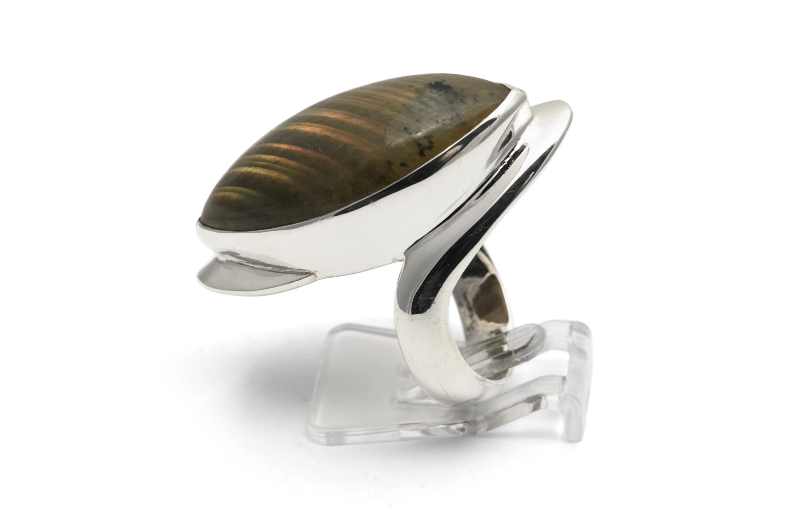 Bague contemporaine en argent 925 sertie d'une labradorite