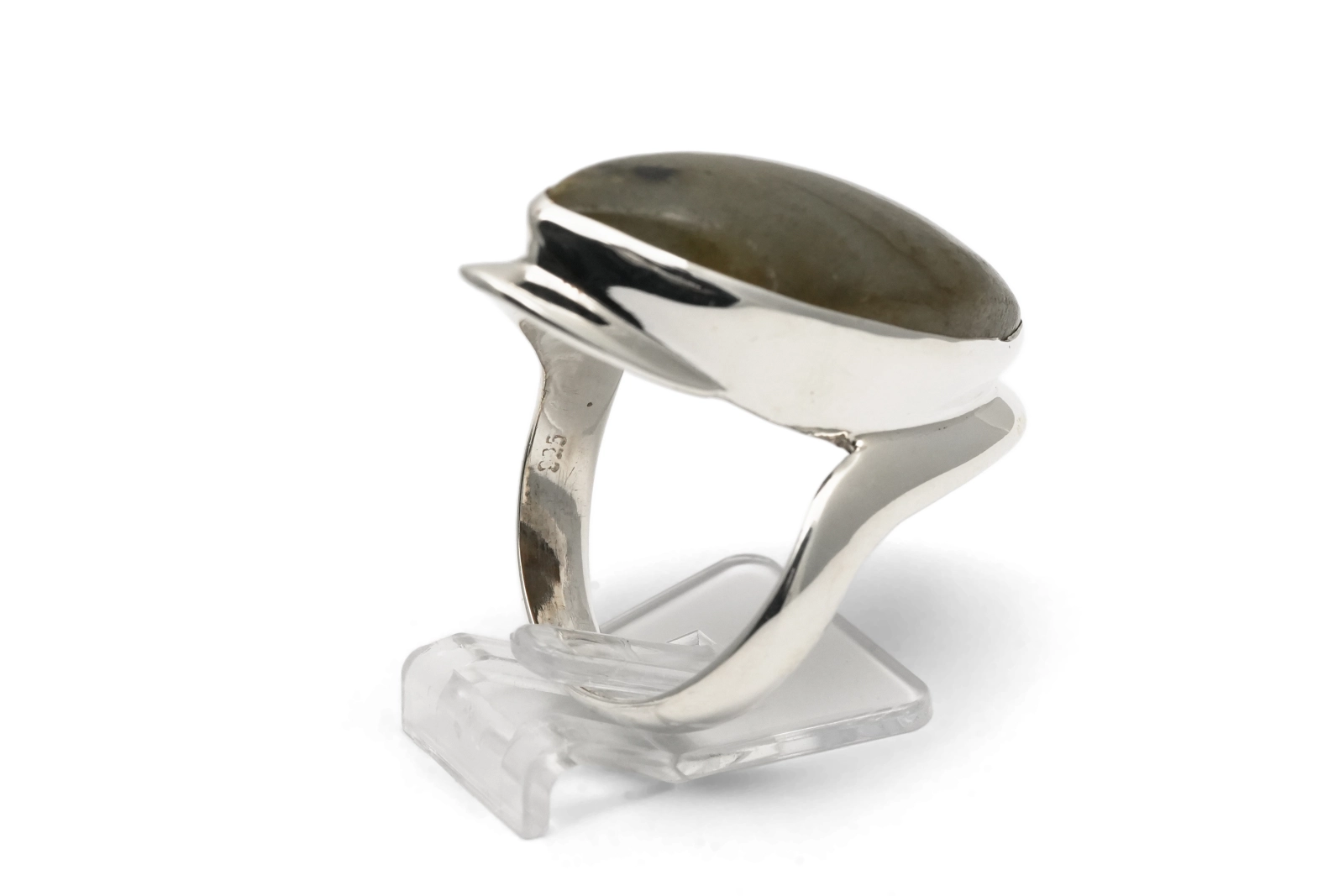 Bague contemporaine en argent 925 sertie d'une labradorite