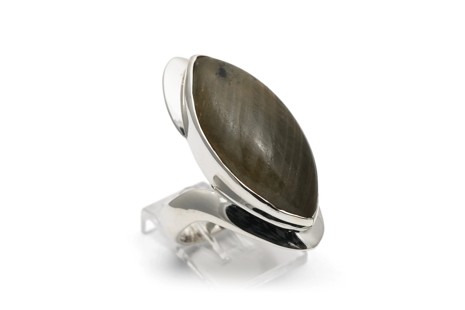 Bague contemporaine en argent 925 sertie d'une labradorite