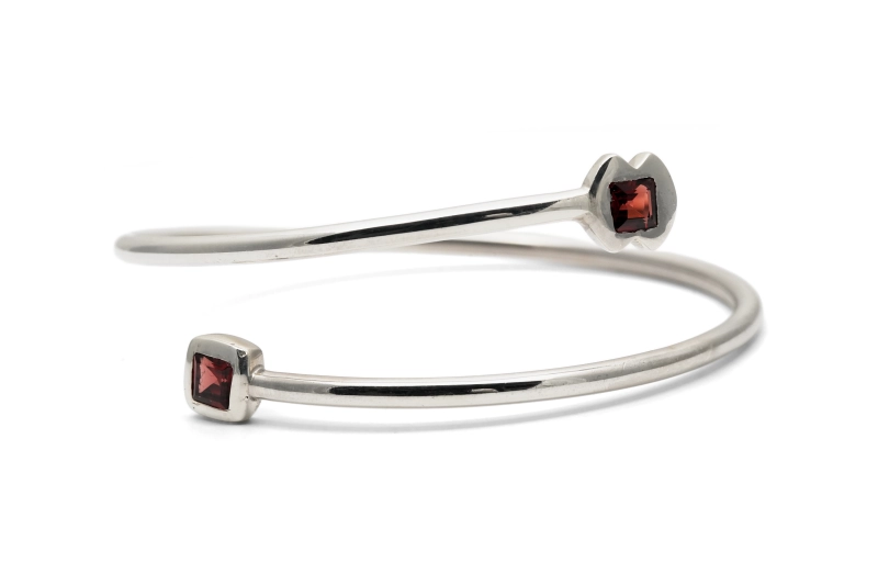 Bracelet contemporain en argent 925 serti de grenats