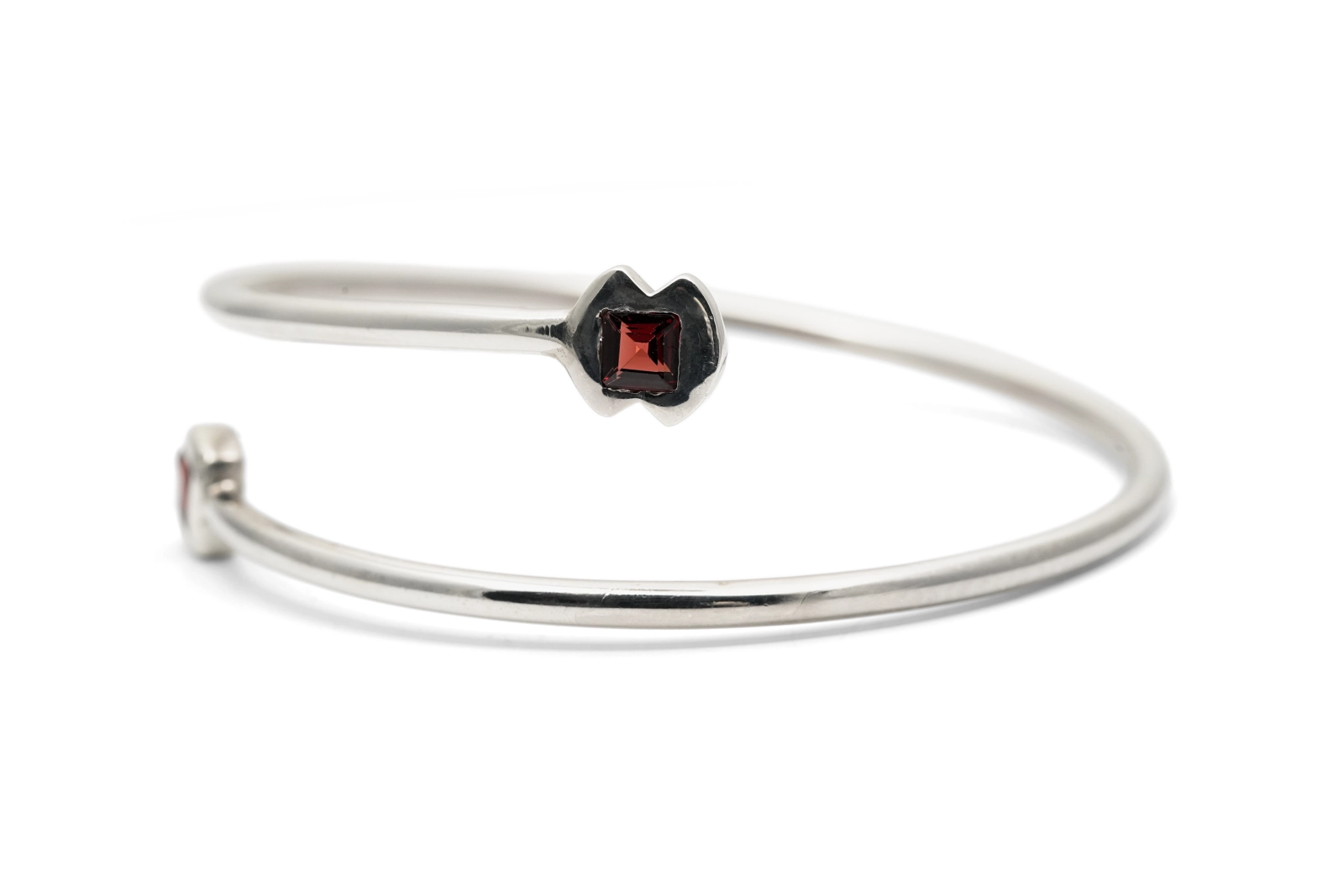 Bracelet contemporain en argent 925 serti de grenats