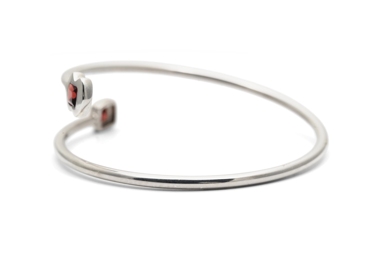 Bracelet contemporain en argent 925 serti de grenats