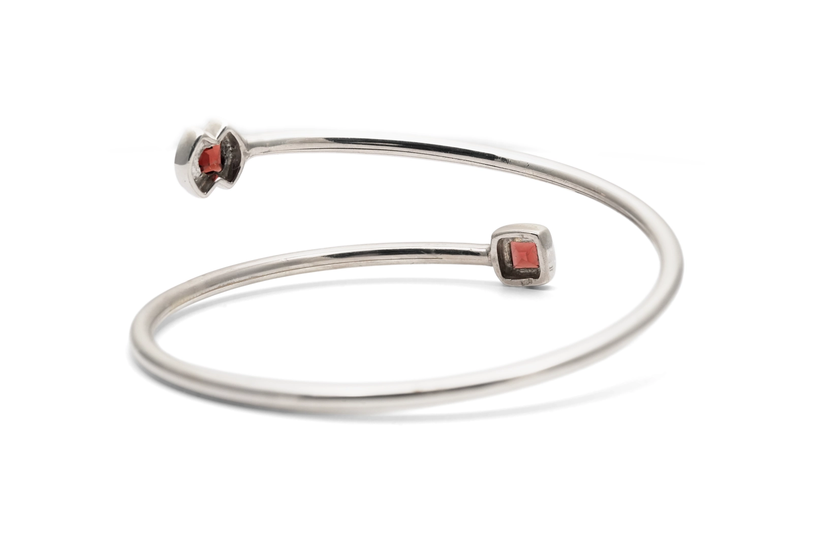Bracelet contemporain en argent 925 serti de grenats