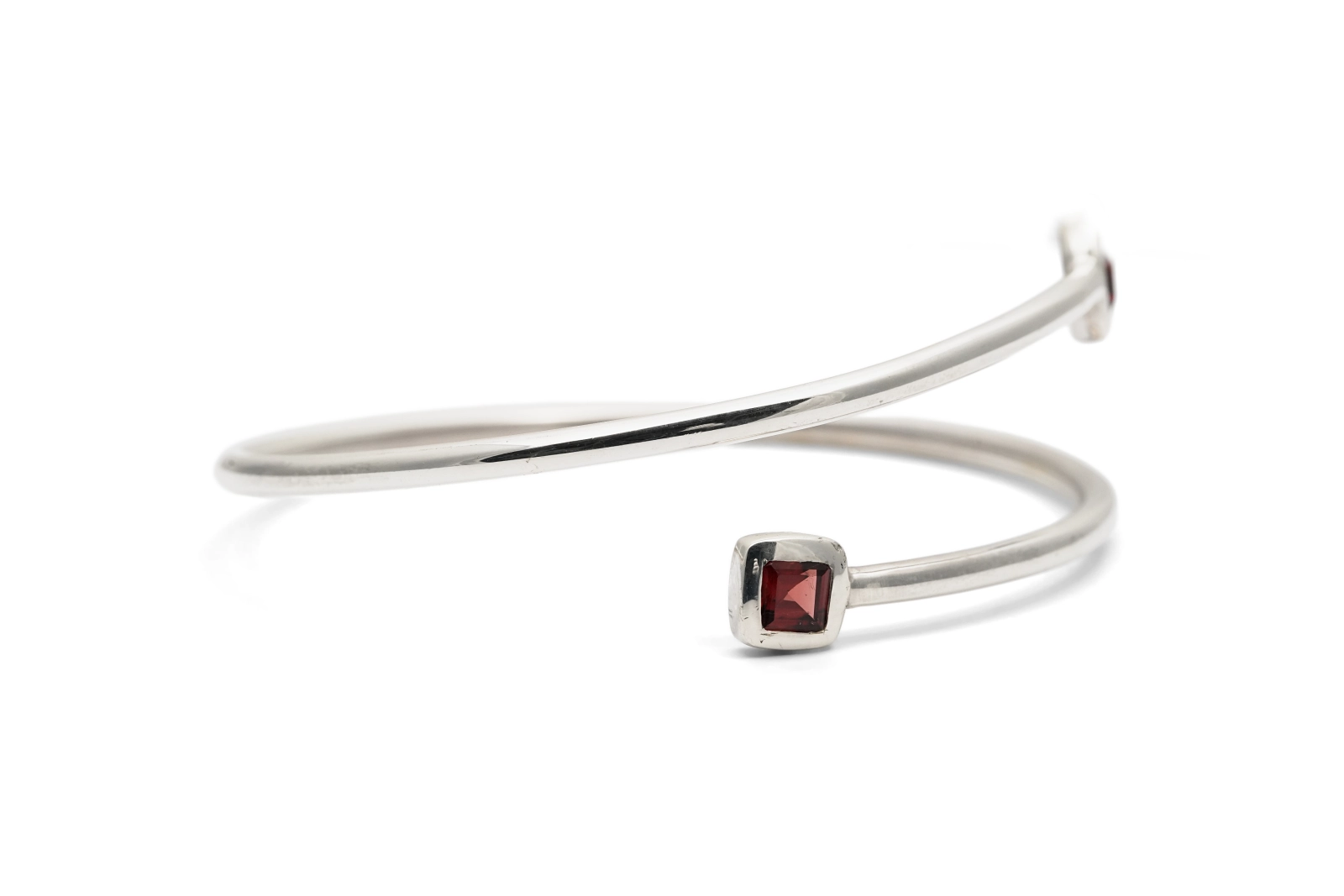 Bracelet contemporain en argent 925 serti de grenats