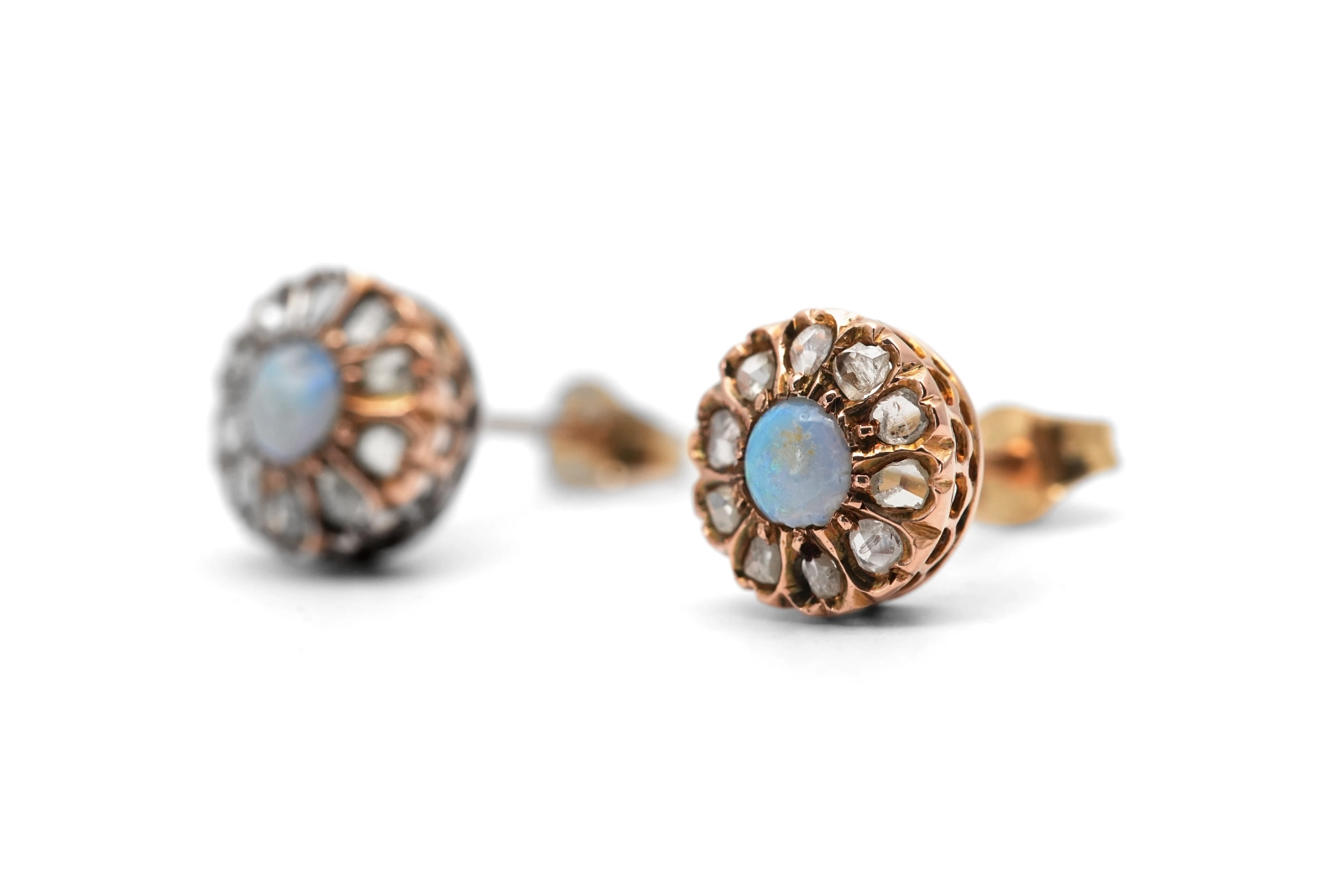 Boucles d'oreilles Art Nouveau en or jaune 18 carats serties d'opales et de diamants taille "rose"