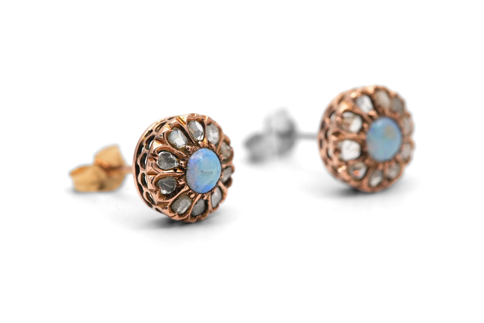 Boucles d'oreilles Art Nouveau en or jaune 18 carats serties d'opales et de diamants taille "rose"