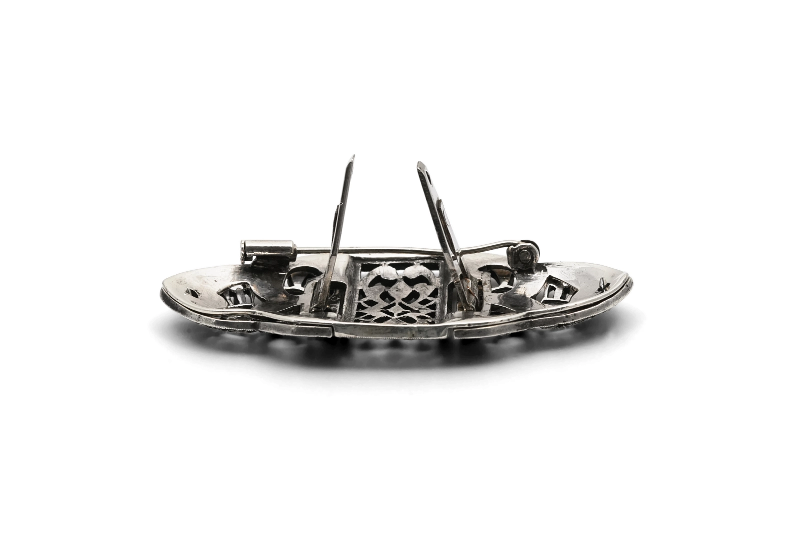 Broche Art Déco en argent sertie de marcassites