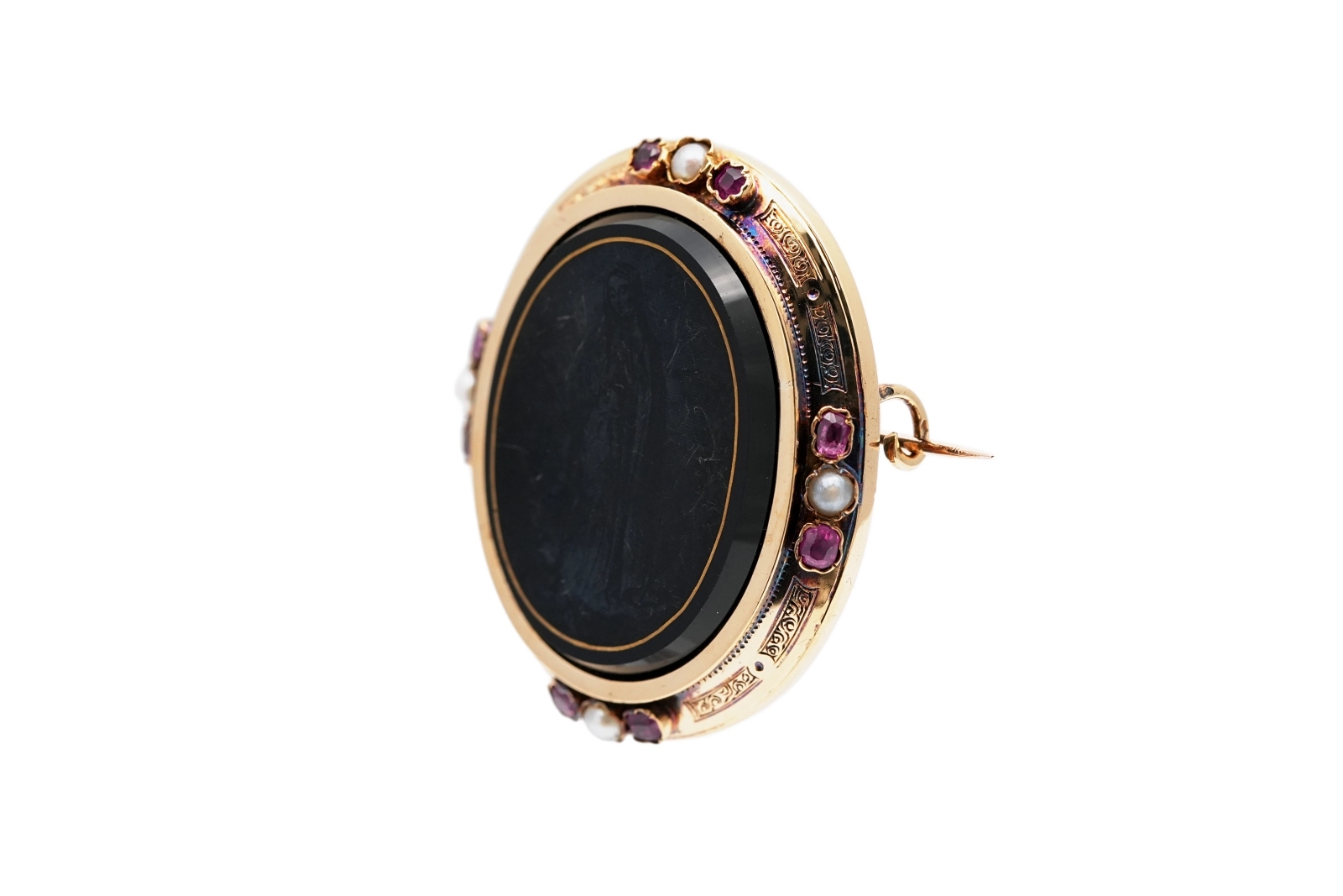Broche Napoléon III en or jaune 18 carats sertie d'onyx, de perles et de rubis