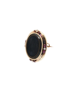 Broche Napoléon III en or jaune 18 carats sertie d'onyx, de perles et de rubis