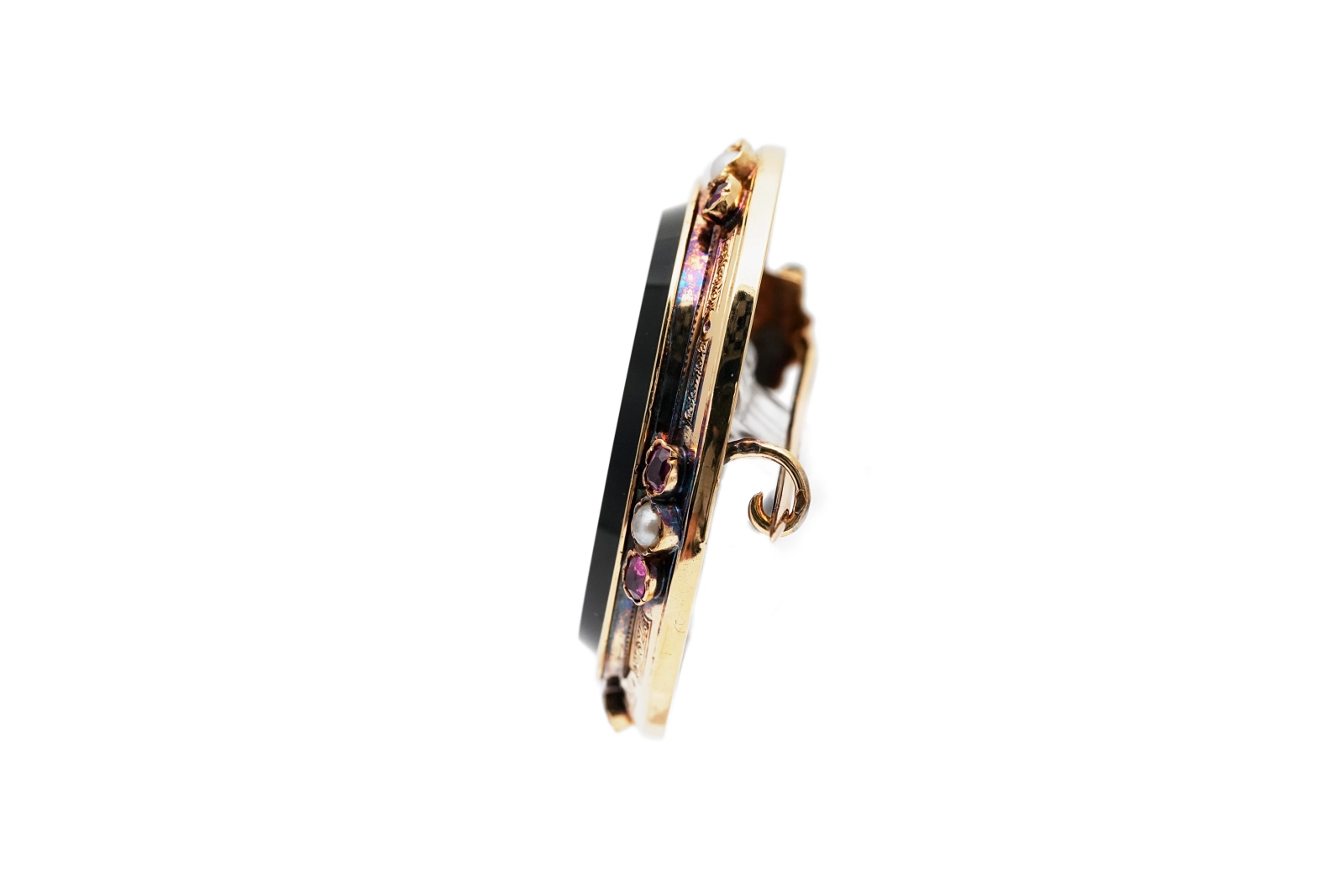 Broche Napoléon III en or jaune 18 carats sertie d'onyx, de perles et de rubis