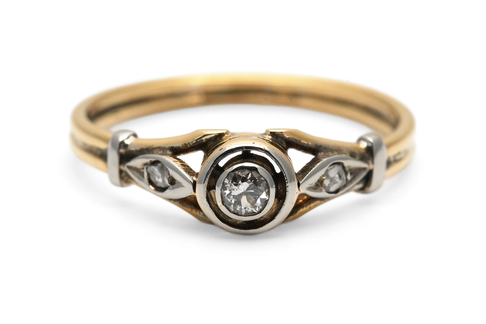 Bague Art Déco en or jaune 18 carats et argent serti d'un diamant taille "brillant" (+-0.10 ct) et de diamants taille "rose"