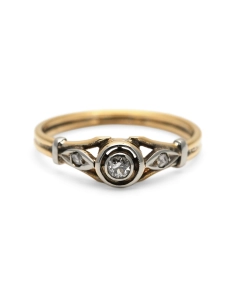 Bague Art Déco en or jaune 18 carats et argent serti d'un diamant taille "brillant" (+-0.10 ct) et de diamants taille "rose"