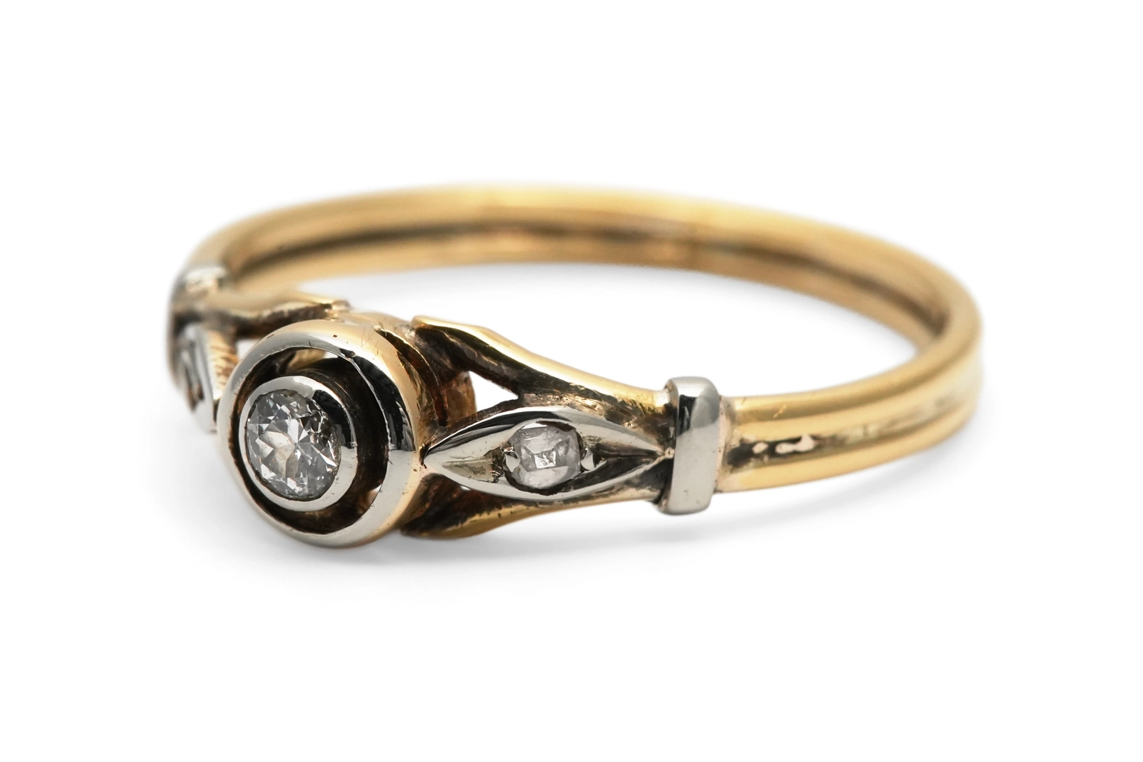 Bague Art Déco en or jaune 18 carats et argent serti d'un diamant taille "brillant" (+-0.10 ct) et de diamants taille "rose"