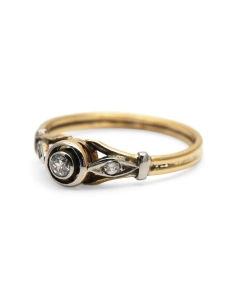 Bague Art Déco en or jaune 18 carats et argent serti d'un diamant taille "brillant" (+-0.10 ct) et de diamants taille "rose"